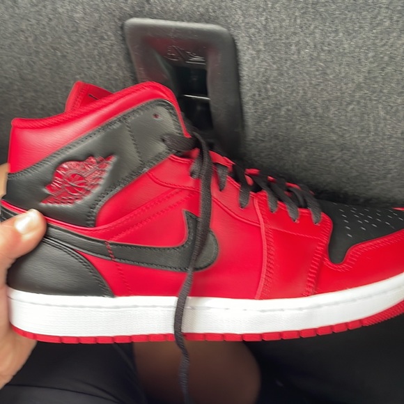 AIR JORDAN 1 MID 'REVERSE BRED' - Picture 2 of 4